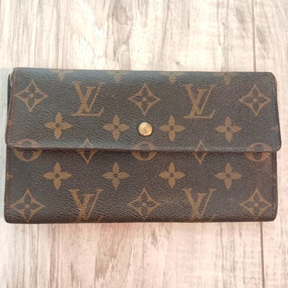 LOUIS VUITTON Porte Tresor International Wallet